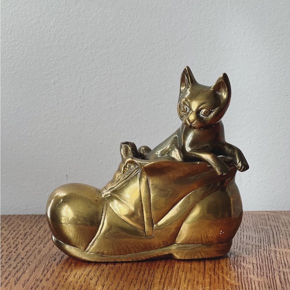 vintage brass cat in a brass boot - Picture 5 of 6